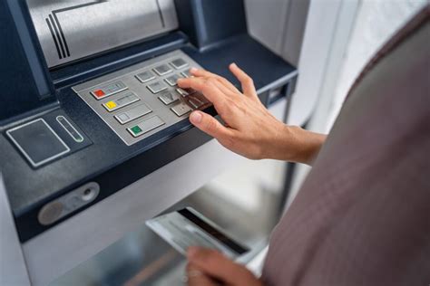 Senior pri bankomate