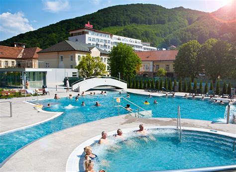 Seniori užívajúci si termálnu vodu v kúpeľoch