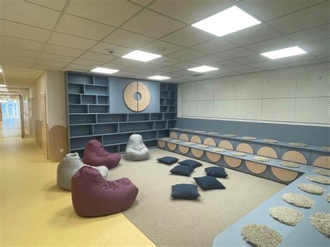 Interiér hospicu s pacientom a personálom