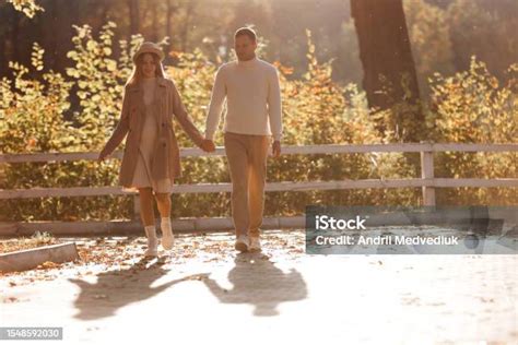 Symbolická fotografia staršieho páru v parku