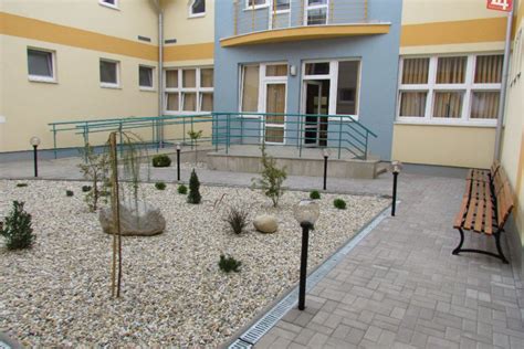 Exteriér budovy zariadenia pre seniorov v Trenčíne