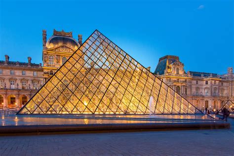 Múzeum Louvre so sklenenou pyramídou