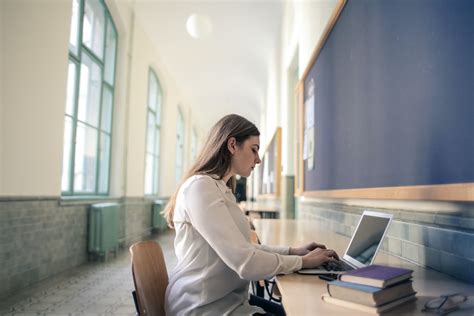 Študent relaxuje po písaní diplomovej práce