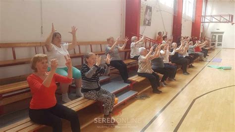 Ilustrácia seniorov v dennom centre, zapojených do aktivít