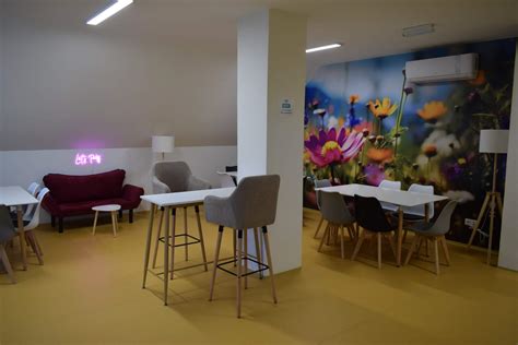 Interiér simulačného centra s figurínami a zdravotníckym vybavením