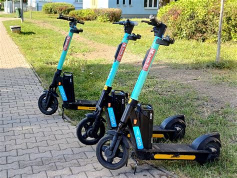 Ilustračná fotografia elektrickej kolobežky v meste
