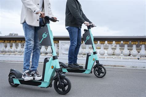 Infografika porovnávajúca rôzne typy elektrických kolobežiek
