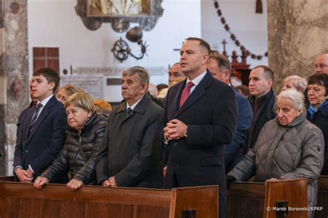 Ilustrácia rodiny s dvoma rodičmi a deťmi