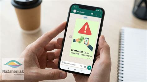 Ilustračná fotografia osoby aktivujúcej mobilnú aplikáciu na telefóne