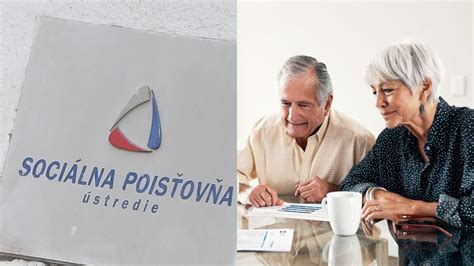 Ilustračná fotografia úradníka Sociálnej poisťovne vybavujúceho žiadosti o dôchodok