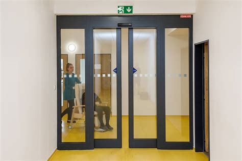 Infografika s rozmermi a požiadavkami pre bezbariérové dvere