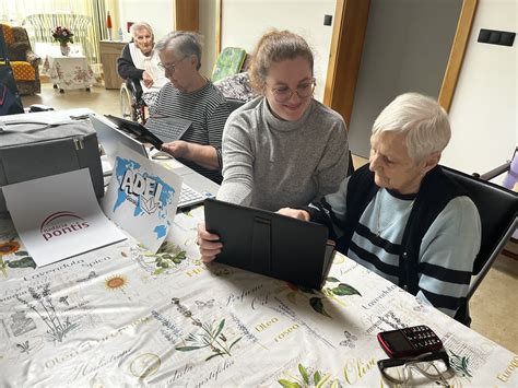 Koláž fotografií spokojných seniorov v zariadeniach