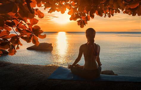 Žena relaxujúca pri meditácii