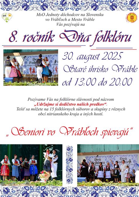 Seniori z domovov dôchodcov sledujúci folklórne vystúpenie