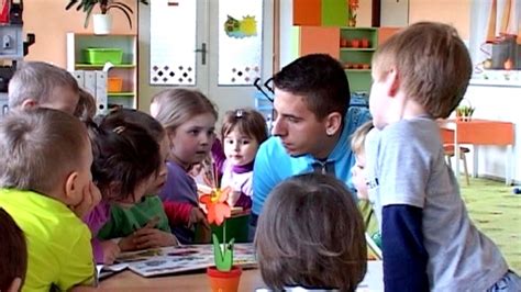 Učiteľka pracujúca s deťmi v materskej škole
