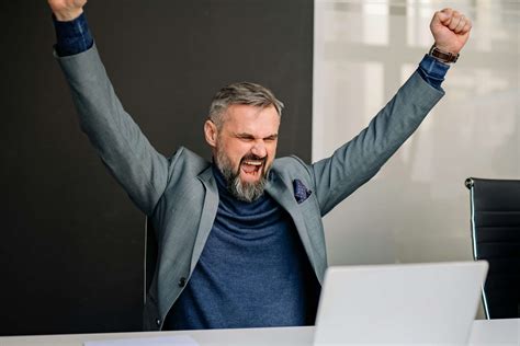 Šťastný podnikateľ po získaní príspevku