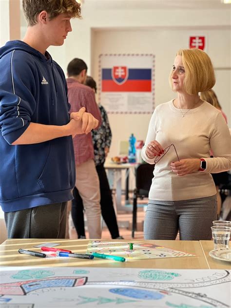Seniori spoločne hrajú spoločenskú hru