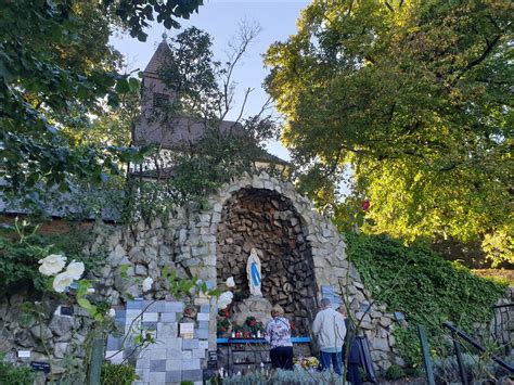 Lurdská jaskyňa v areáli nemocnice