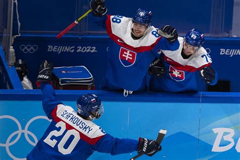 Seniori súťažiaci na Šurianskej športovo-nenáročnej olympiáde