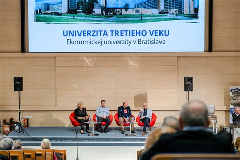 Študenti univerzity tretieho veku na prednáške