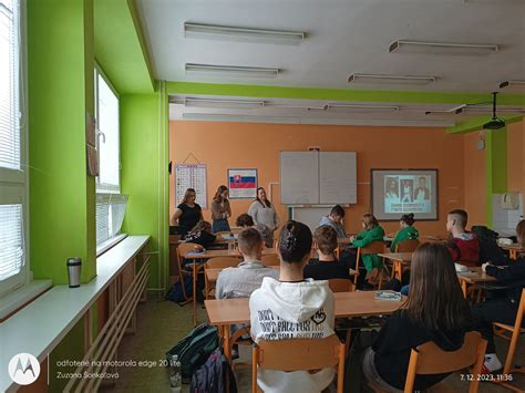 Študent s asistenčnou technológiou v triede