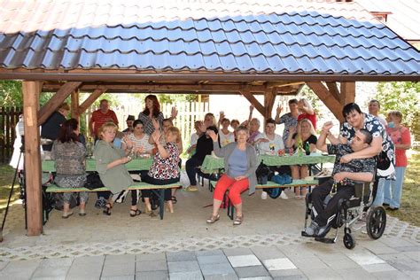 Skupina seniorov na brigáde v záhrade Denného centra