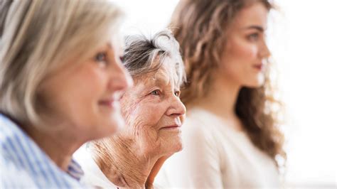 Ilustračná fotografia opatrovateľa pomáhajúceho staršej osobe