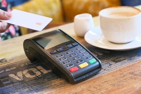 Senior pri bankomate platí kartou