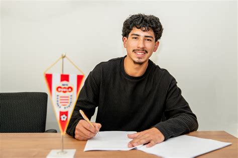 Zamestnanec podpisuje zmluvu