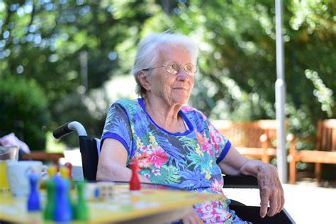 komunita seniorov pri spoločenskej aktivite
