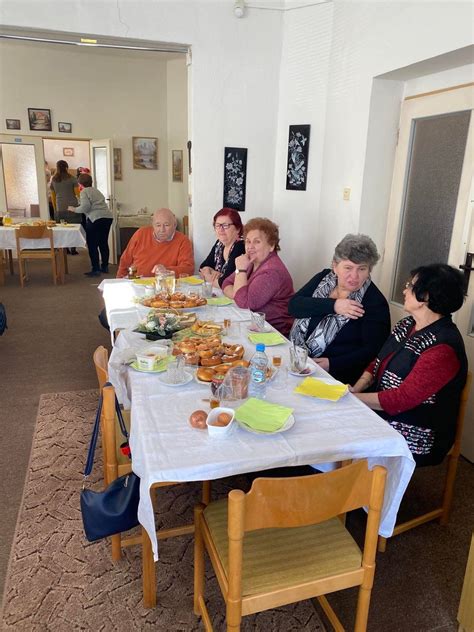 Skupina seniorov pri spoločných aktivitách v dennom centre