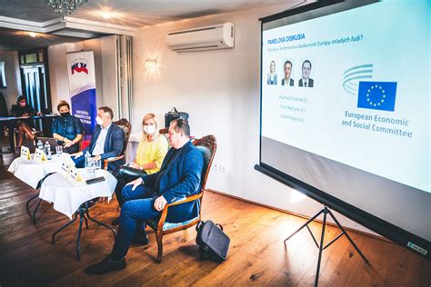 Diskusia a výmena názorov v skupine ľudí