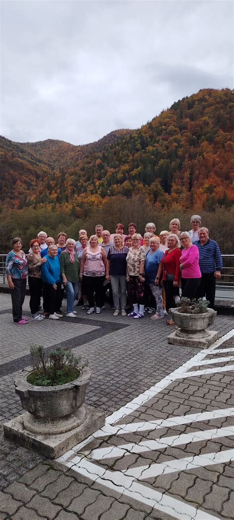 Seniori cvičiaci Nordic walking v kúpeľnom parku