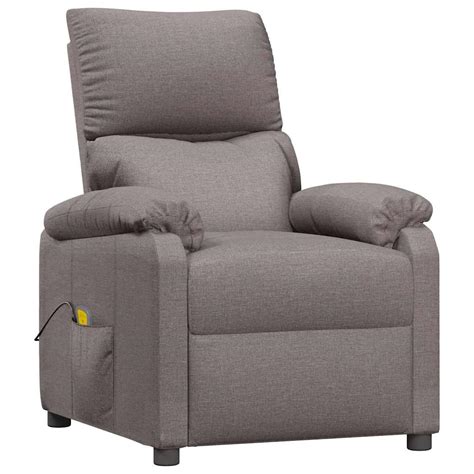 Muž relaxuje v pohodlnom masážnom kresle