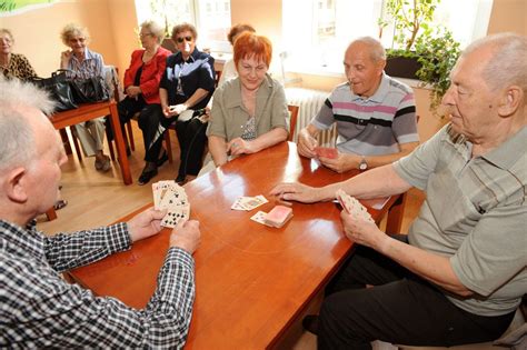Ilustračná fotografia seniorov pri spoločenskej aktivite