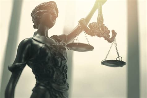 Justičné váhy symbolizujúce spravodlivosť a dedičské právo