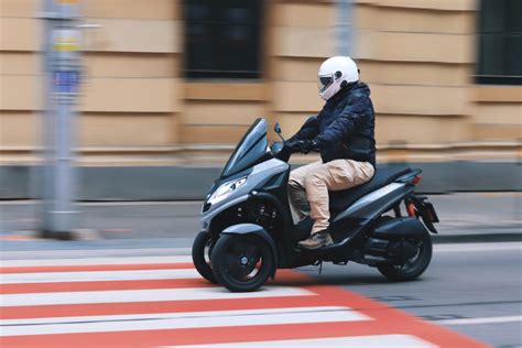Porovnanie trojkolesových a štvorkolesových skútrov