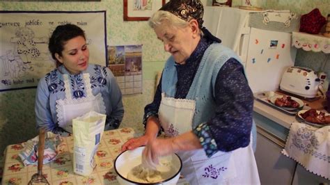 Opatrovateľka pripravuje jedlo pre seniora