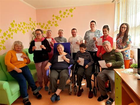 Seniori zapojení do rôznych aktivizačných činností v skupine