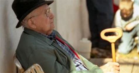 Seniori si prezerajú staré fotografie v reminiscenčnej miestnosti