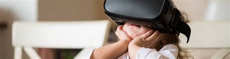 Senior s VR okuliarmi prezerajúci si virtuálnu krajinu