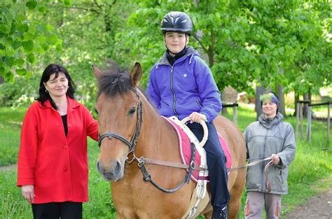 Dieťa na koni počas hipoterapie