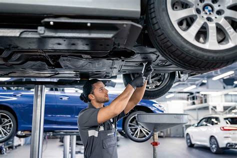 Mechanik pracujúci na motore auta