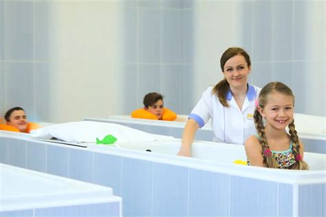 Dieťa v kúpeľoch s opatrovateľom