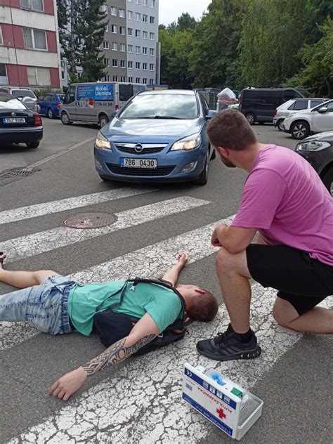 Streetworker poskytujúci pomoc na ulici
