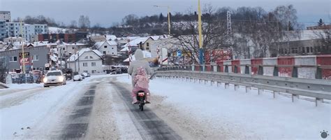 Senior kráčajúci po zasneženej ceste