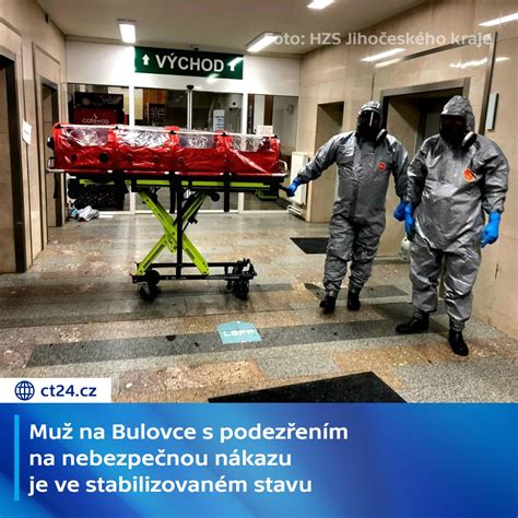 Personál nemocnice sa stará o pacienta