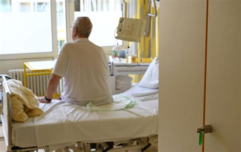 Pacient v kúpeľoch podstupujúci fyzioterapiu