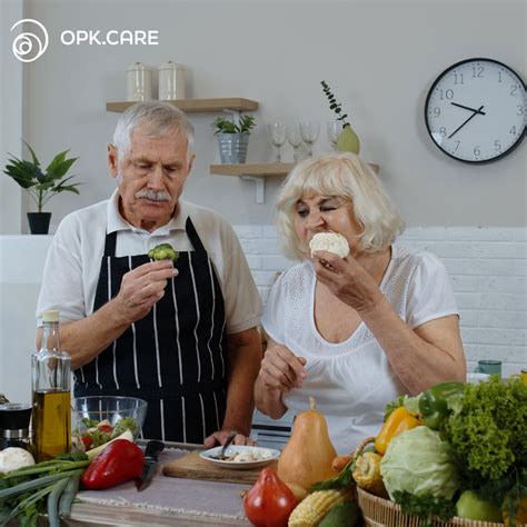 Ilustračná fotografia seniorov počas spoločného obeda