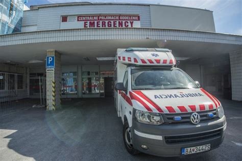 Sanitka pred nemocnicou